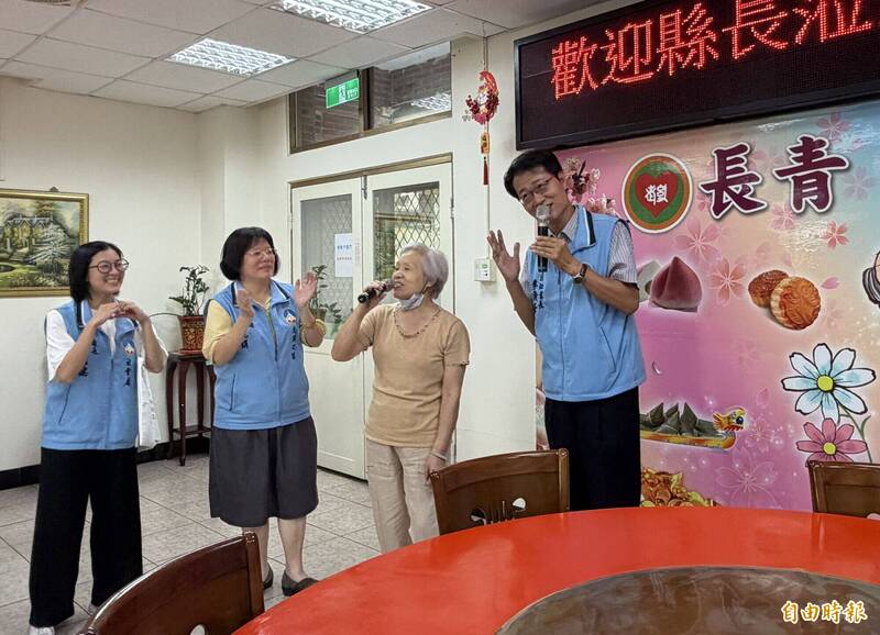 金縣府副秘書長關懷住宿型機構 一曲「月亮代表我的心」博長輩歡心