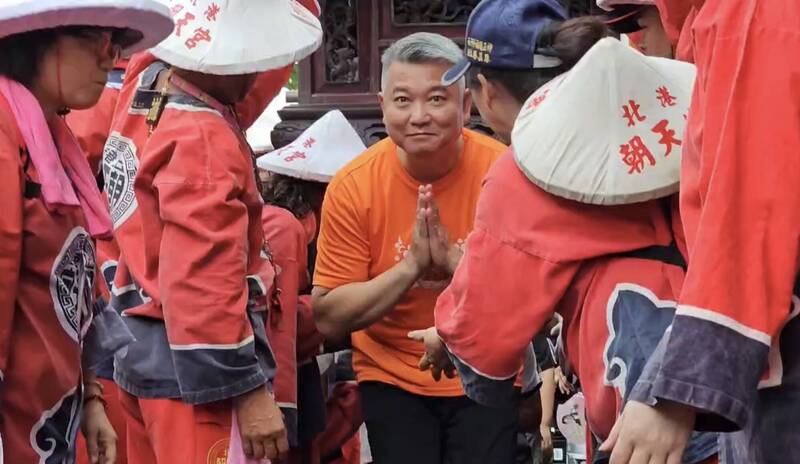 北港媽停駕宜蘭縣警察局 局長陳金城率警民「鑽轎底」祈福