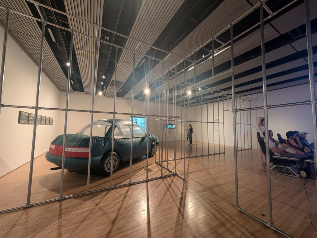 藝術家致穎英國海沃德美術館舉辦個展 以臺式幽默回應科技變動下的人與生活