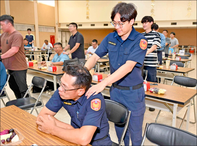 彰縣警察親子檔33對 孝親「大臨檢」逗趣