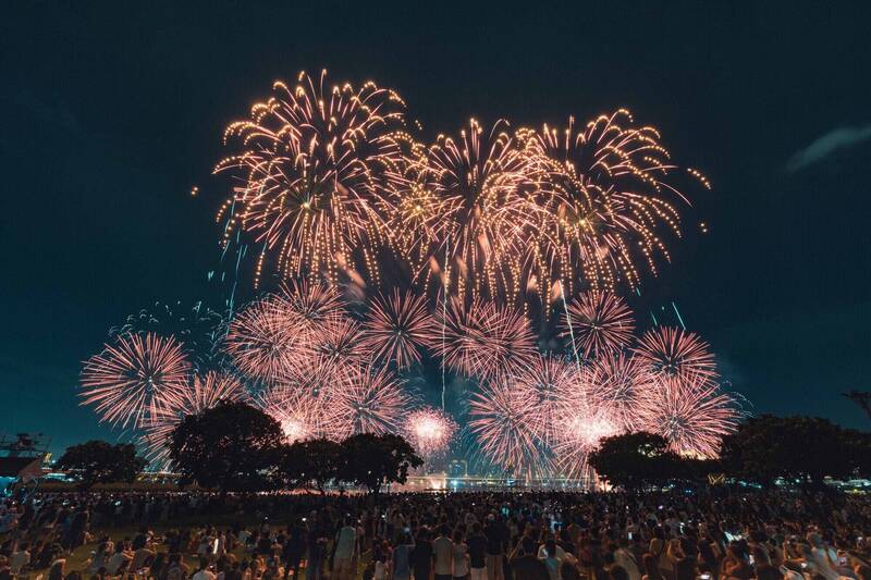 大稻埕夏日節七夕前壓軸登場 蜘蛛人無人機秀點亮台北夜空