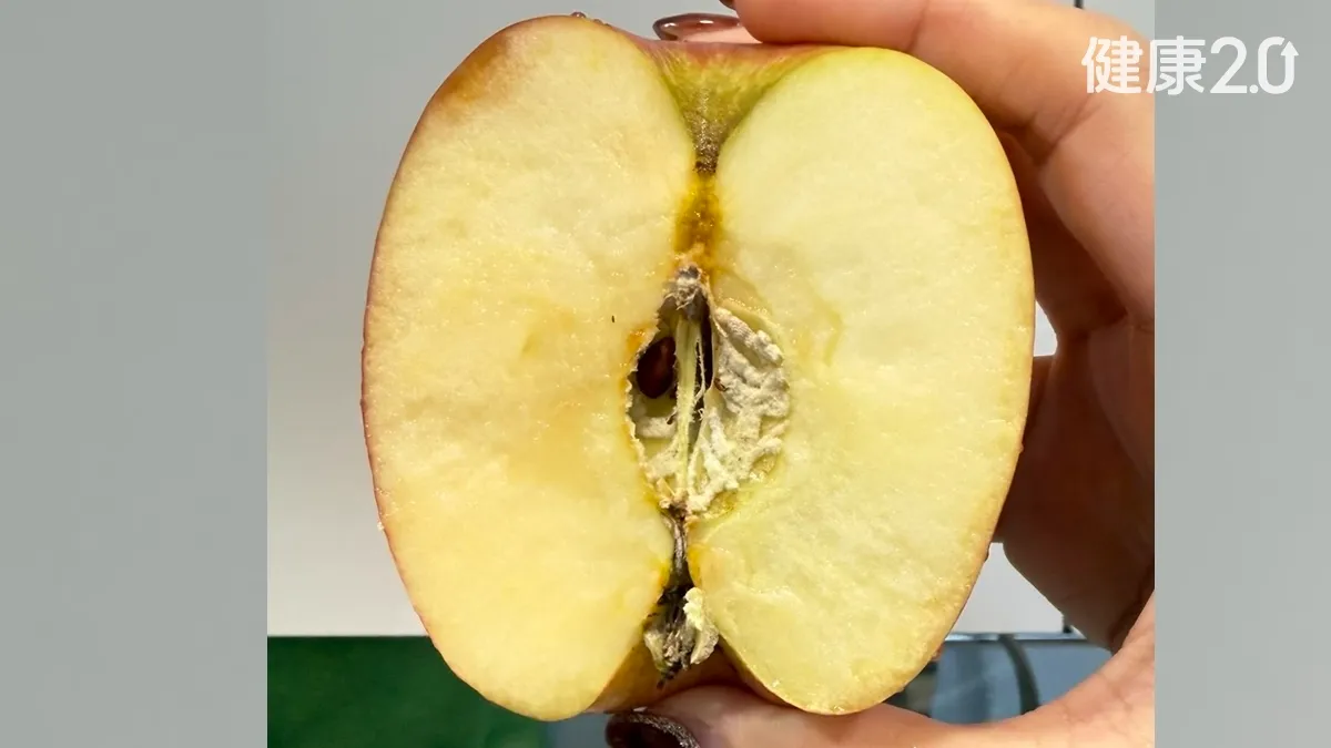 蘋果籽旁冒白絲還能吃嗎？譚敦慈：「霉心病」果核藏菌絲 1切法防擴散