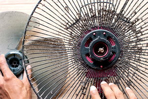 電風扇滿是灰塵？家事達人教1分鐘清潔法 多加一物還能防髒汙附著