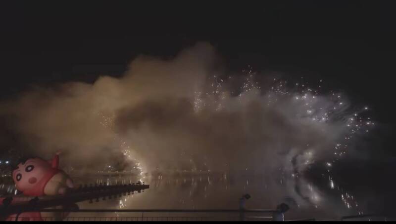 竹市青草湖秋焰祭煙火秀變煙霧湖 網驚：宛如戰爭災難現場