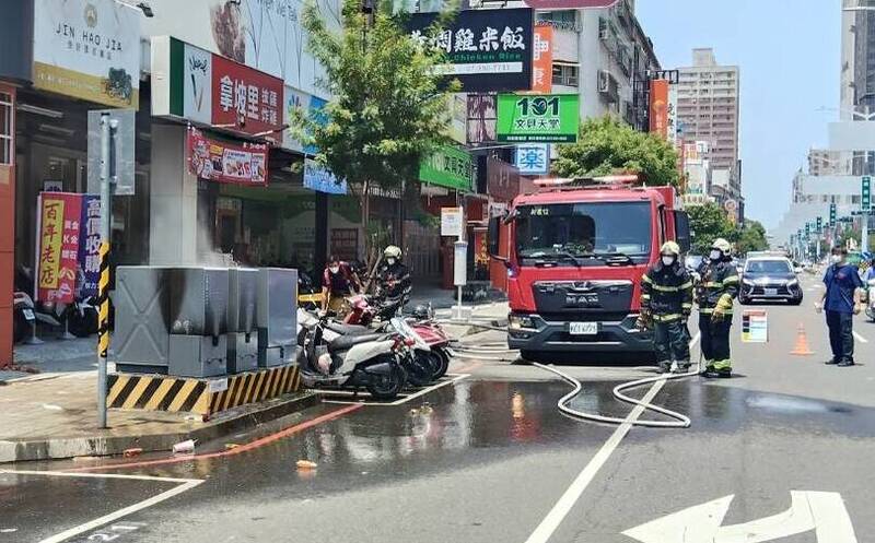 高雄變電箱突爆炸冒煙  消防灑水降溫、警方管制交通