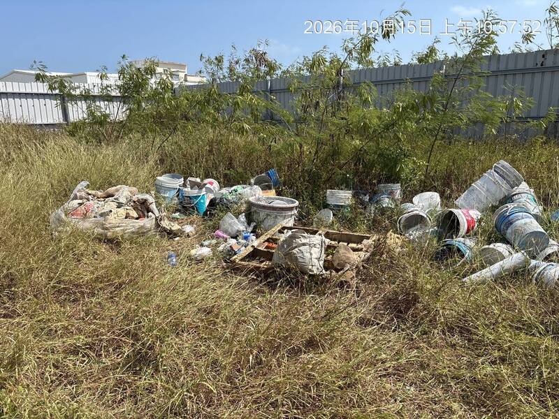 澎湖湖西圍籬空地遭亂倒建築廢棄物 地主不忍了