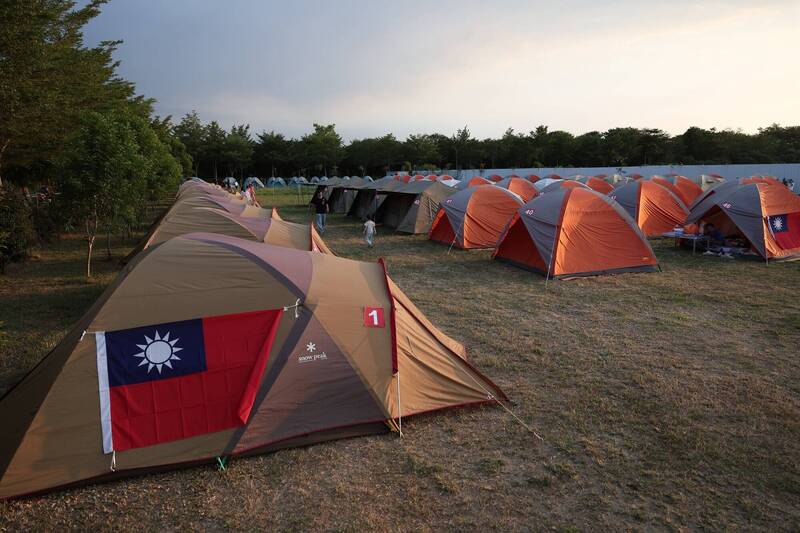 彰化高鐵夜未眠！千人夜宿特定區草坪 今參加國慶升旗、八堡圳健行