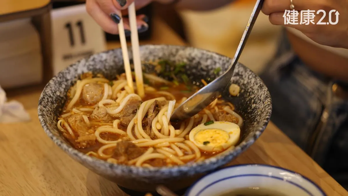養生保健昨天跟誰吃飯竟想不起來？研究追蹤6年揭飲食警訊 這習慣害記憶退化