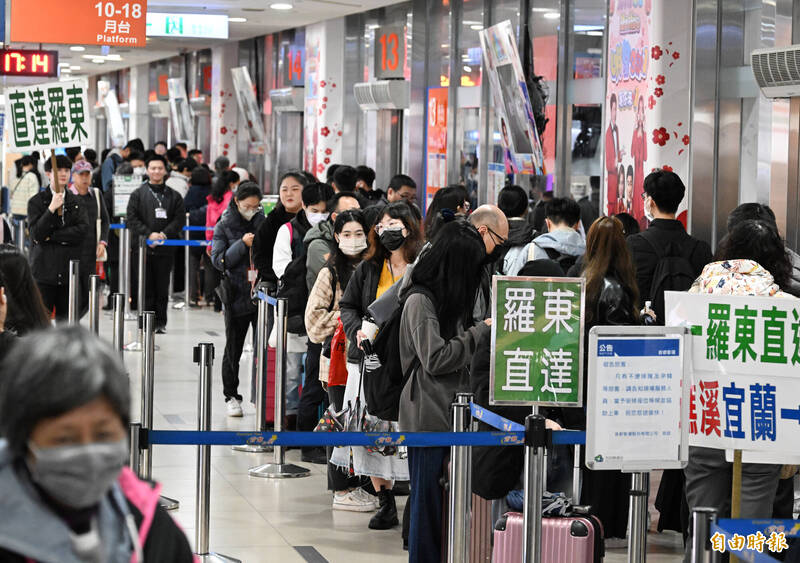 中秋連假還沒開始就塞爆！北市府轉運站 返鄉人潮水洩不通