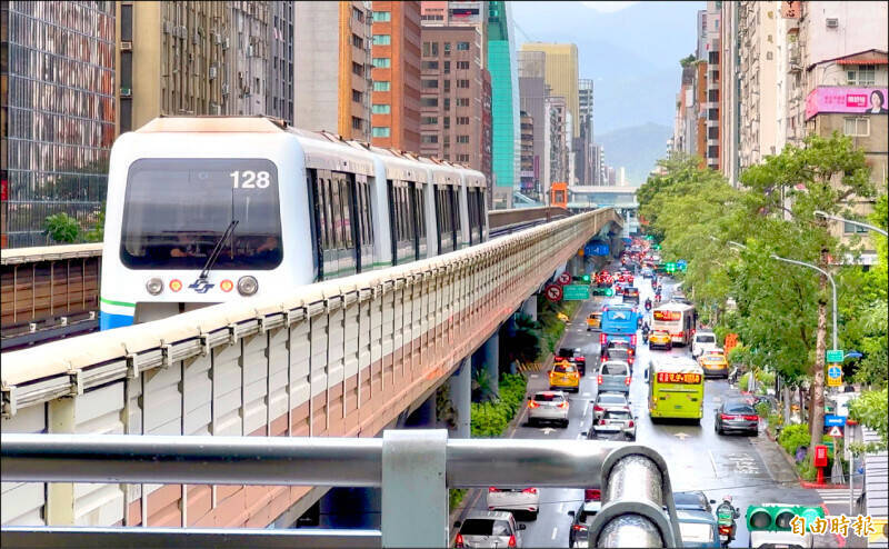 文湖線列車急煞卡13分鐘！北捷：障礙物偵測訊號異常移回檢修
