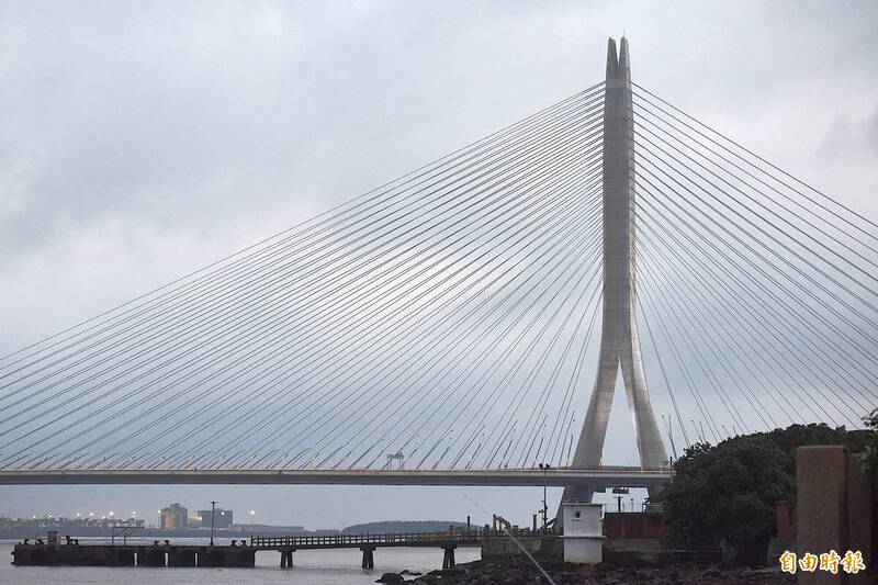 白海豚颱風週末最接近台灣 交通部：不排除再封淡江大橋