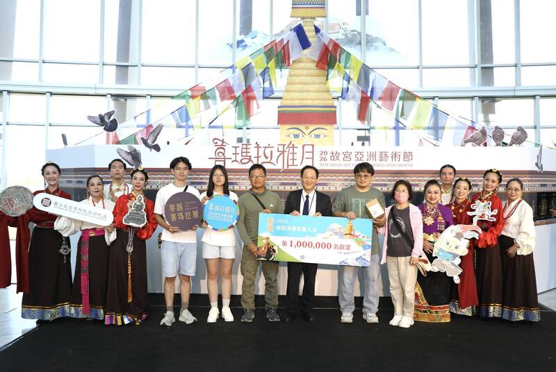 故宮南院今年第100萬名入館提前達標！賞《龍藏經》成幸運兒
