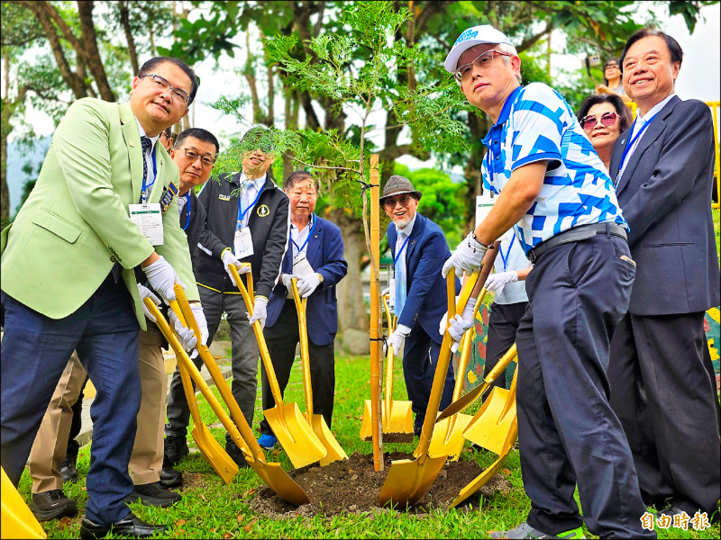 鏟子超人重返光復 災民淚謝救家園