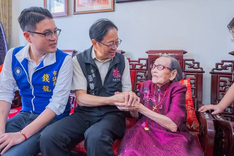 桃園今年百歲人瑞512人 張善政探視蘆竹103歲張甘煥保