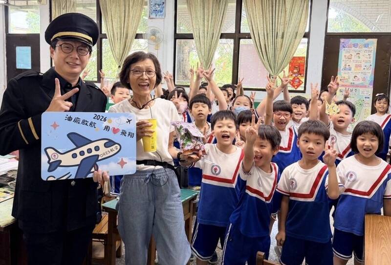 高雄市油廠國小校長化身機長送餐  提前歡慶教師節
