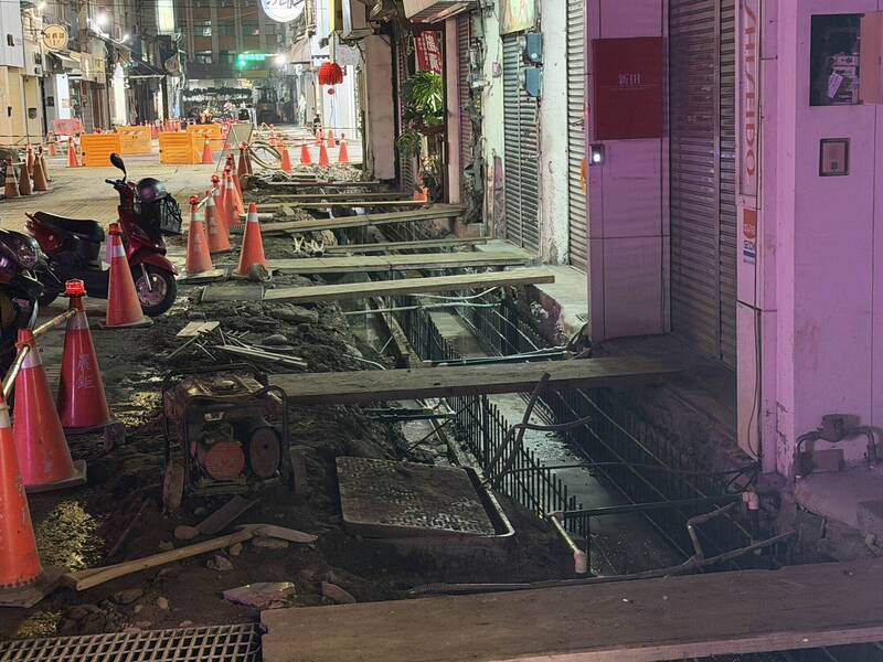 走路就像障礙賽？彰市永樂街施工挖破管、害3人摔傷  公所道歉