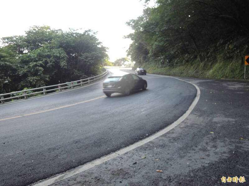 配合馬太鞍溪橋復建工程鋼梁運輸 蘇花公路夜間封路時段曝