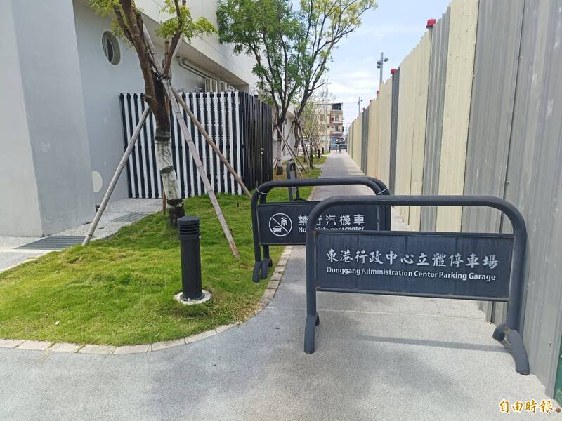 機車騎上人行道還嗆身障者 東港行政園區設圍欄防闖