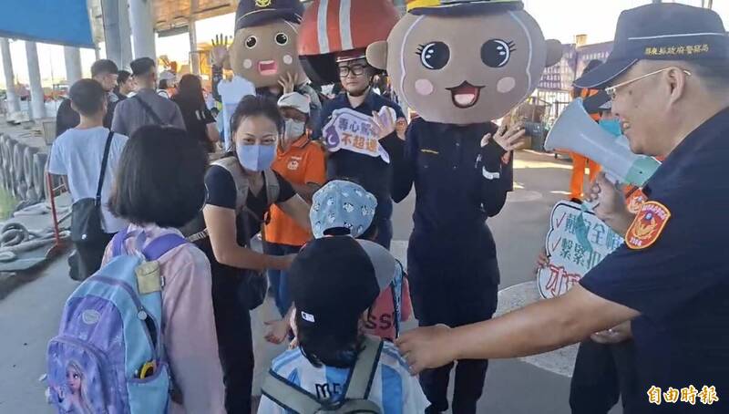 萬人登島安全帽不能少！ 東港警碼頭宣導「小琉球島嶼交通公約」