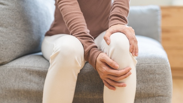 膝蓋痛別再當「年紀大」！60歲以上逾半有退化性關節炎，醫揭3種早期變化別拖到中晚期