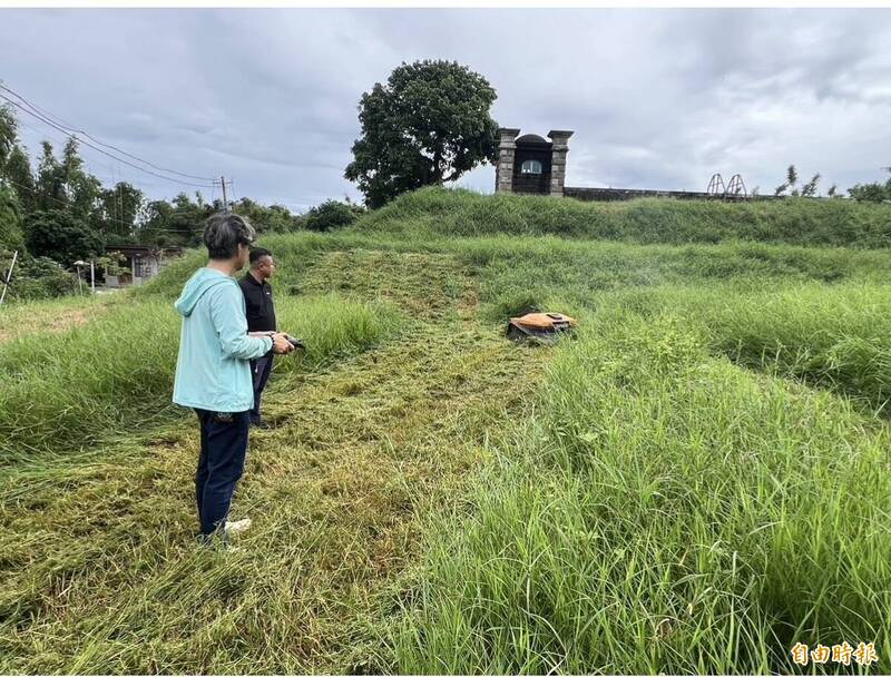 戶外區域占9成  台南山上水道引進機器人割草機