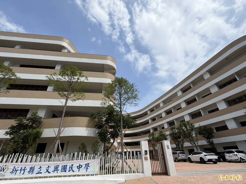 楊文科視察2新設高中 竹北實中首屆82名新生、文興高中明年招生