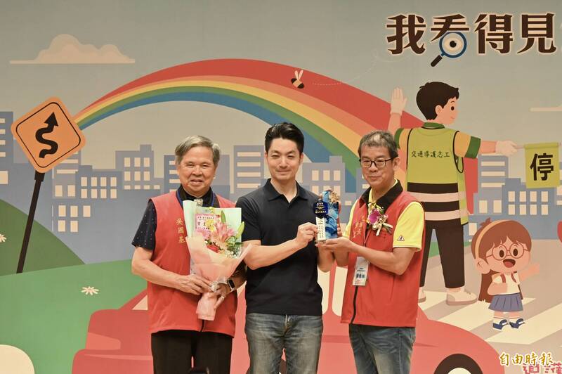 85歲長輩還在站導護！蔣萬安讚「無私付出」加碼回饋志工