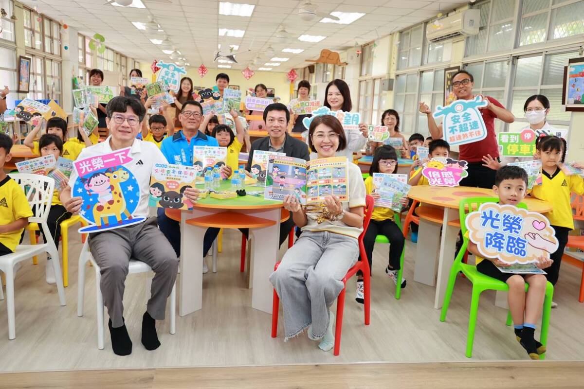 南投獲2400萬推兒童道安教材 許淑華陪學童玩桌遊學交通安全