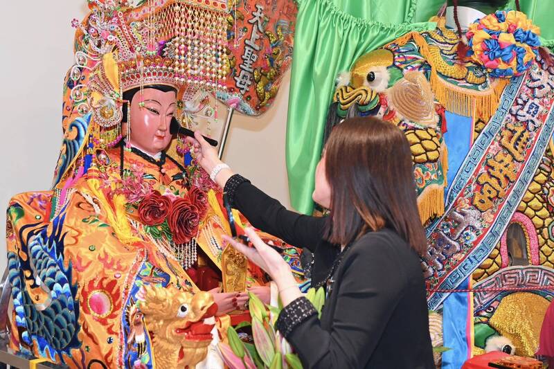 櫃姐巧手「點妝」！ 蘭陽媽祖聖顏曝光