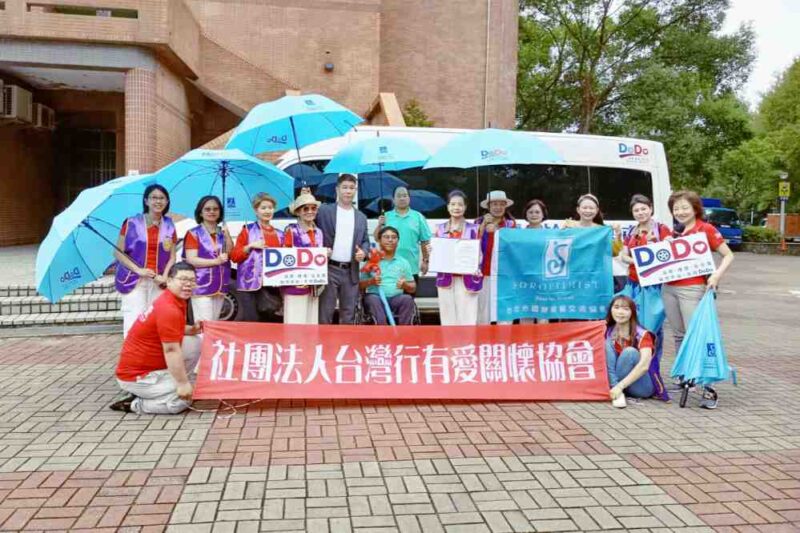 「為愛撐傘．行善為樂」公益捐贈 蘭馨捐大傘助輪椅長者安心出門