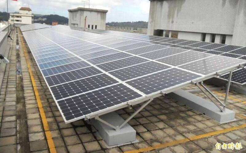 屋頂裝太陽能板會「反光又升溫」？ 苗栗縣府破解迷思