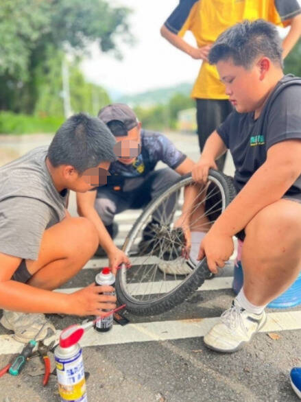 從受助兒到志工隊長 趙柏祐用單車維修回饋偏鄉獲青志獎