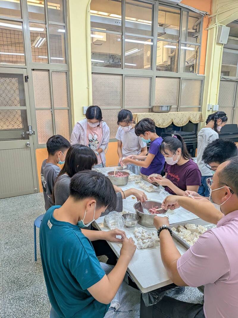 採校園蔬菜包水餃 苗栗南河國小「食農好餃色」慶教師節