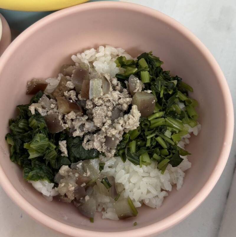 夏莉絲兒虐案未歇！ 簡舒培再爆旗下托嬰中心「餵食過期食品」