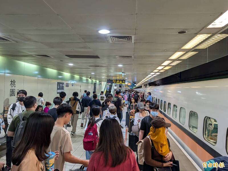 連假收假日返工！ 高鐵「新竹以南」北上人潮下午漸湧現