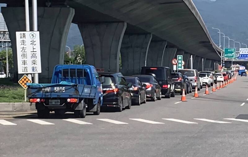 中秋連假收假國5北返塞爆 雪隧南口回堵5公里