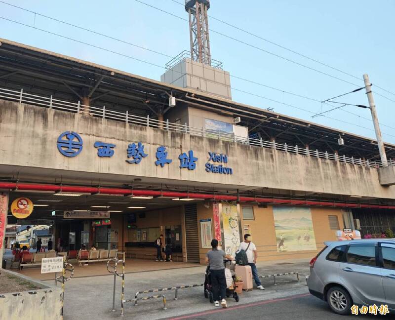 台鐵南迴線貨物列車脫軌！2節車廂扯開  漏夜搶修通車