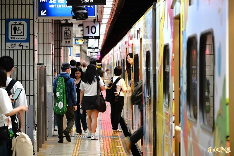 學生搭乘半價優惠 台鐵：明年1月底擴大至國、高中生