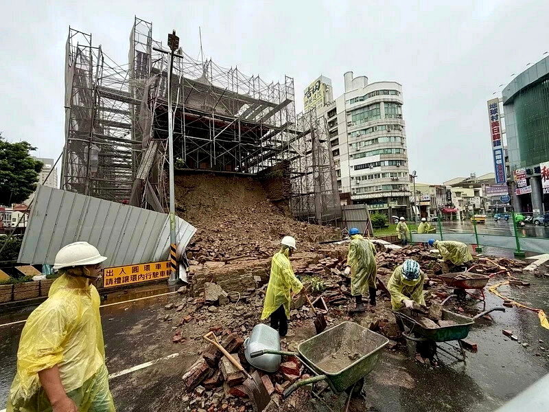 古蹟也要考慮防災了！台南「大東門」扛不住連日暴雨 300年城牆局部崩落 - ubrand.udn.com