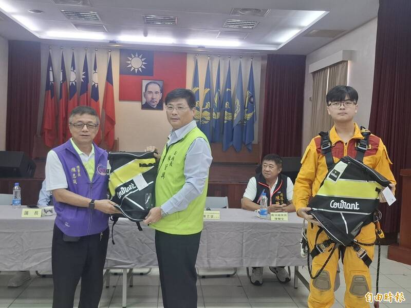 台中大肚圓緣園慈善協會 跨海捐贈消防器材給澎湖縣消防局
