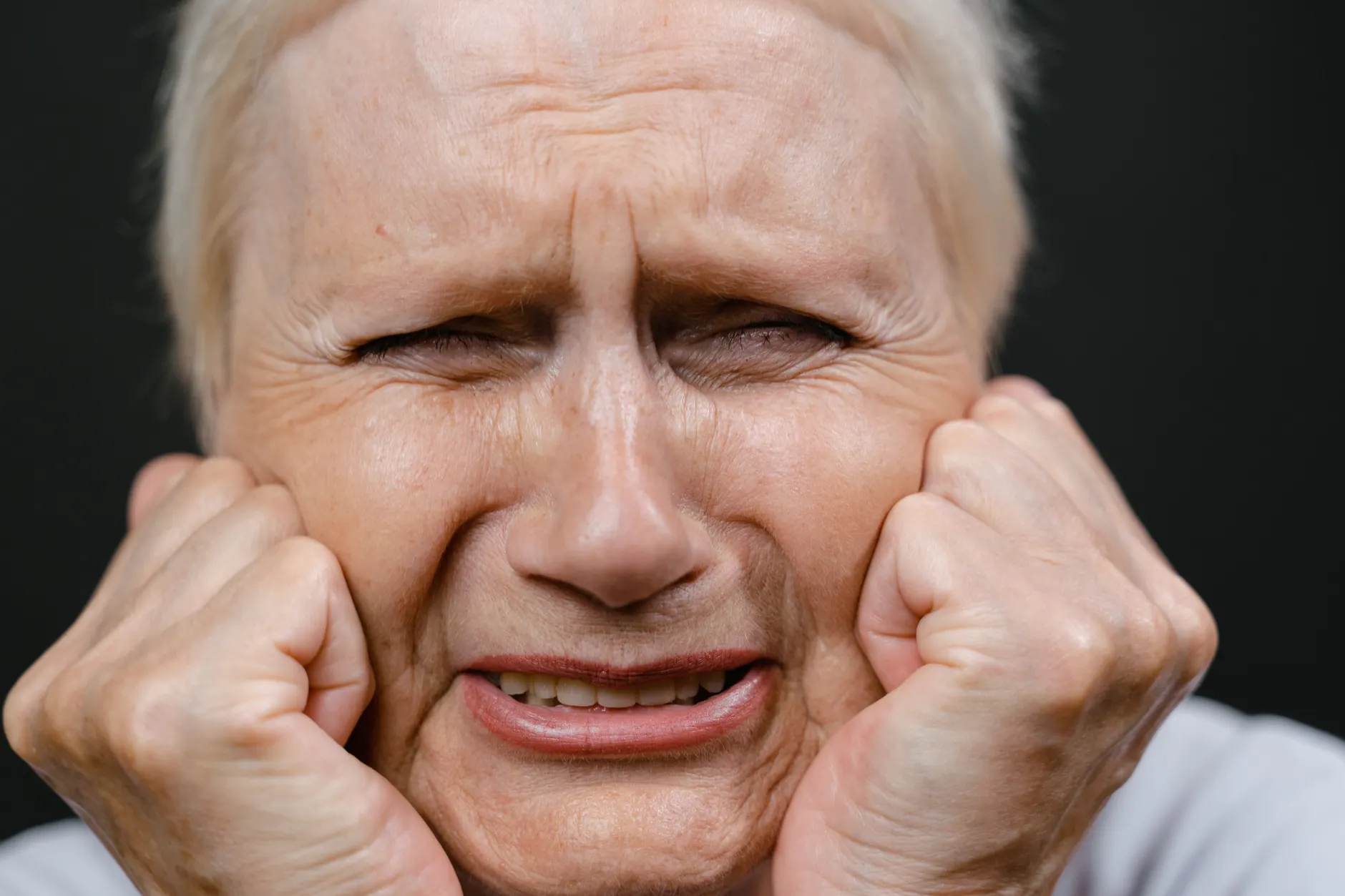 長輩變懶不是老了，是大腦退化？研究：輕度認知障礙後出現「這特質」，阿茲海默症風險增近3倍 - 康健雜誌