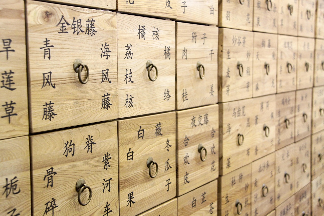 核釋「限制西藥批發、零售業將當事人個人資料國際傳輸至大陸地區、香港及澳門」公告附件第一點第八款標準合約條款如附件，並自一百十五年十月一日生效。
