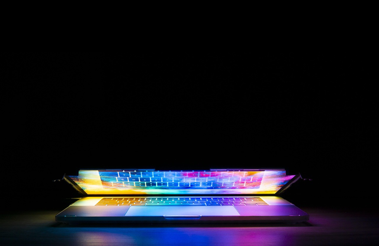 穿著Prada的AI：銷量爆發的智慧眼鏡，為何遭酒吧與法院全面封殺？
